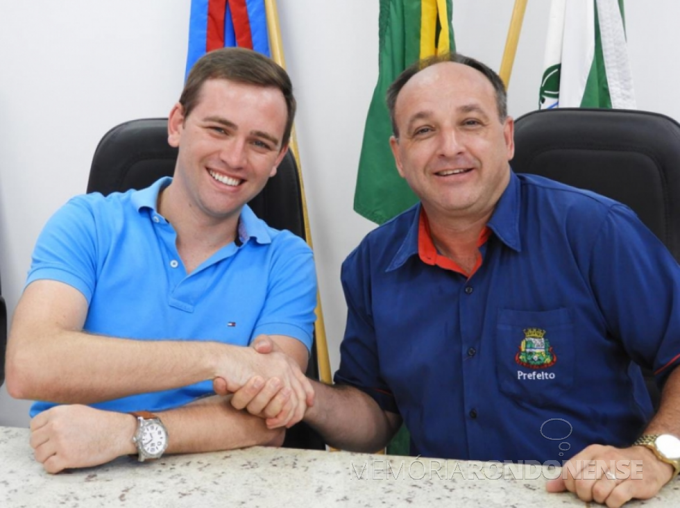 || João Laufer (d) e Tiago Hansel - eleitos prefeito e vice-prefeito de Quatro Pontes, em outubro de 2016.
Imagem: Acervo O Presente - FOTO 13 -