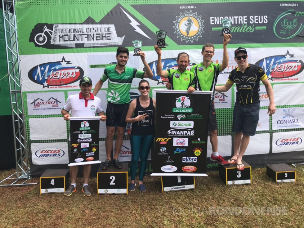 || Atletas da Associação Rondonense de Ciclismo, vencedores em Nova Aurora em março de 2018.
Da esquerda a direita: André Freitag, Jean Michel da Silva, Marcelo Konzen, Marco Aurélio Stenzel e Leonardo Davi Schaufelberg. A moça não foi identificada e é integrante do grupo rondonense.
Imagem: Acervo ARC - FOTO 15 -