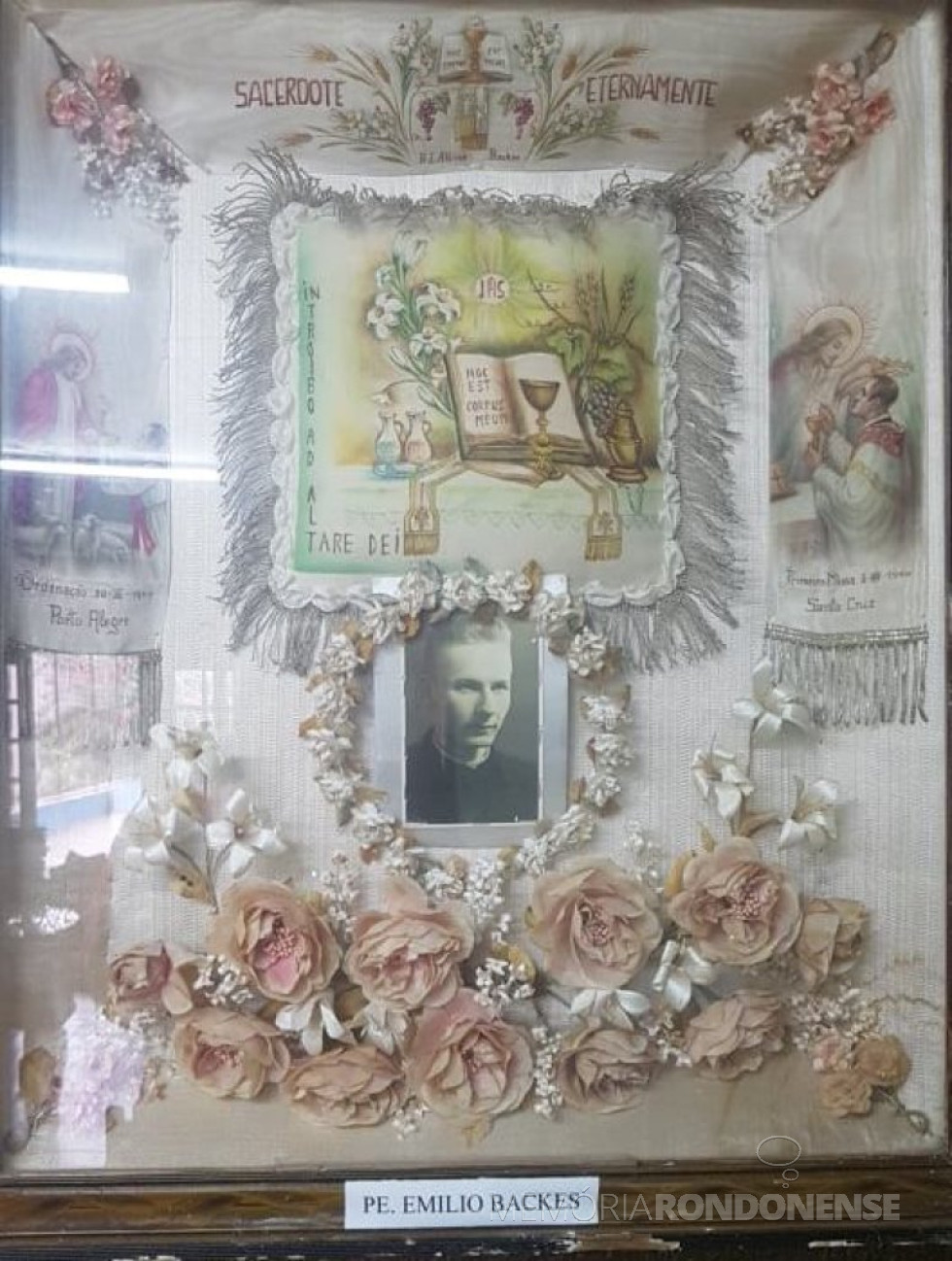 || Lembrança da ordenação sacerdotal do padre Emílio Albino Backes, em dezembro de 1944.
Imagem: Acervo Clarice Stein - Entre Rios do Oeste - FOTO 4 -