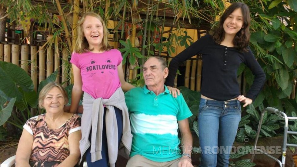 || Pioneiro Martinho Sander, com a esposa Reinilda e netas, ela falecido em final de maio de 2019. 
Imagem: Acervo Raquel Sander - FOTO 9 - 