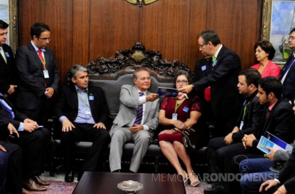 || Vereador João Marcos Gomes, de Marechal Cândido Rondon, fazendo a entrega da Carta da Marcha da UVB 2016 ao Presidente do Senado Federal.
Imagem: Acervo Agência Senado - FOTO 20 –