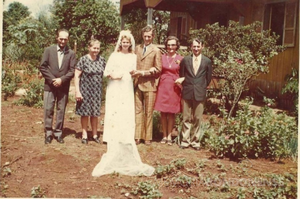 || Casal de noivos Werner Güttges e Ignes Schneider, com seus pais.
Imagem: Acervo pessoal - FOTO 3 -