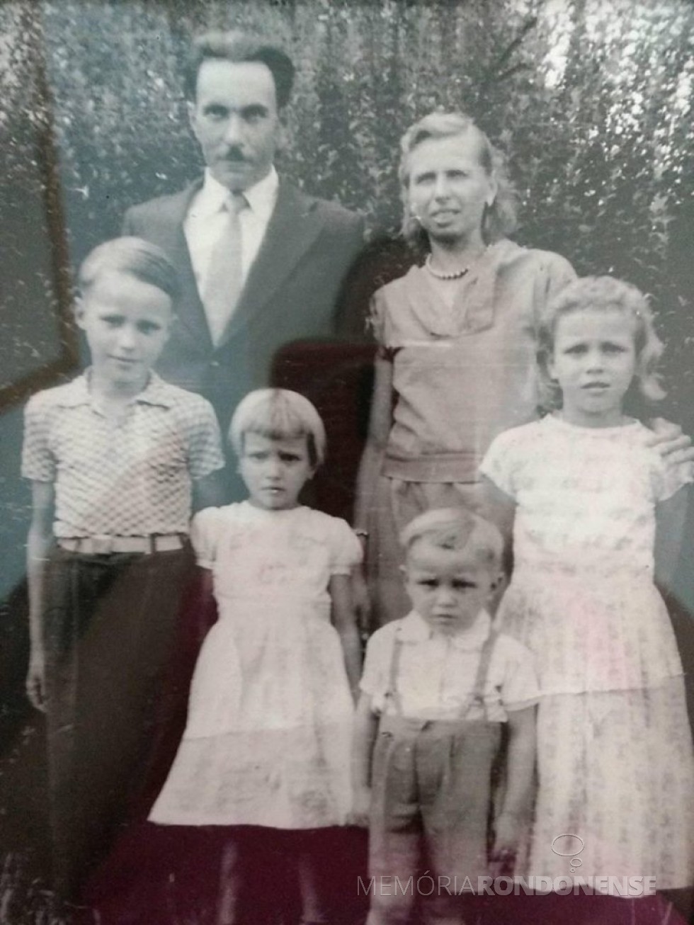 || Casal Cháritas e Otto Grings com seus quatro filhos Eurico, Dania Maria, Gerda e Gilberto , os dois últimos nascidos em Quatro Pontes. 
Imagem: Acervo da família - FOTO 1 -
