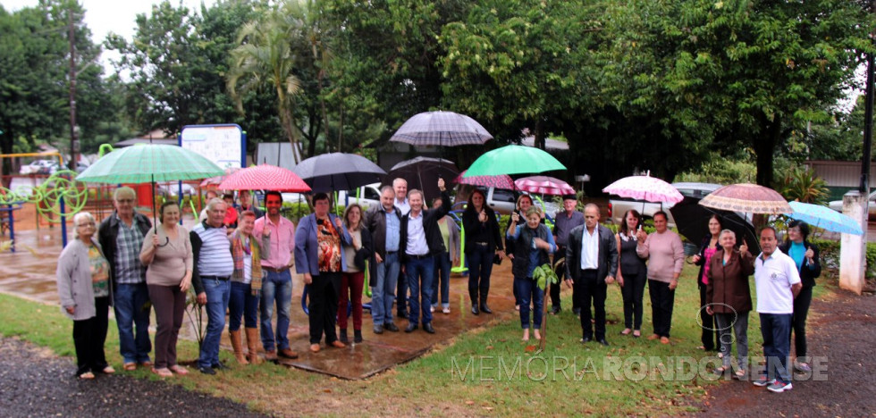 || Inauguração da academia ao ar livre, na sede distrital de Bom Jardim, em maio de 2016.
Da esquerda a direita:  1ª e 2ª - casal Elma e Eugênio Walter;  3ª - não identificada; 4ª - ... Schumann; 5ª - não identificada; 6ª - engenheiro-civil Fabrício Salviano - secretário municipal de Segurança e Trânsito; 7ª - não identificada; professora Marta Bendo - secretário municipal de Educação; 9ª - não identificada; 10ª - vereador Dorivaldo (Neco) Kist, do distrito de Porto Mendes; 11ª - prefeito municipal Moacir Froelich; 12ª a 15ª - não identificadas; 16ª - Maria Cleonice Froelich - secretário municipal de Assistência Social; 17ª - ... Kayser; 18ª - Vilmar Mantovani - secretário municipal de Agricultura e Políticas Ambientais, e 19ª e 20ª - não identificadas. 
Imagem: Acervo Imprensa PM-MCR.
Crédito: Ademir Herrmann - FOTO 16 -