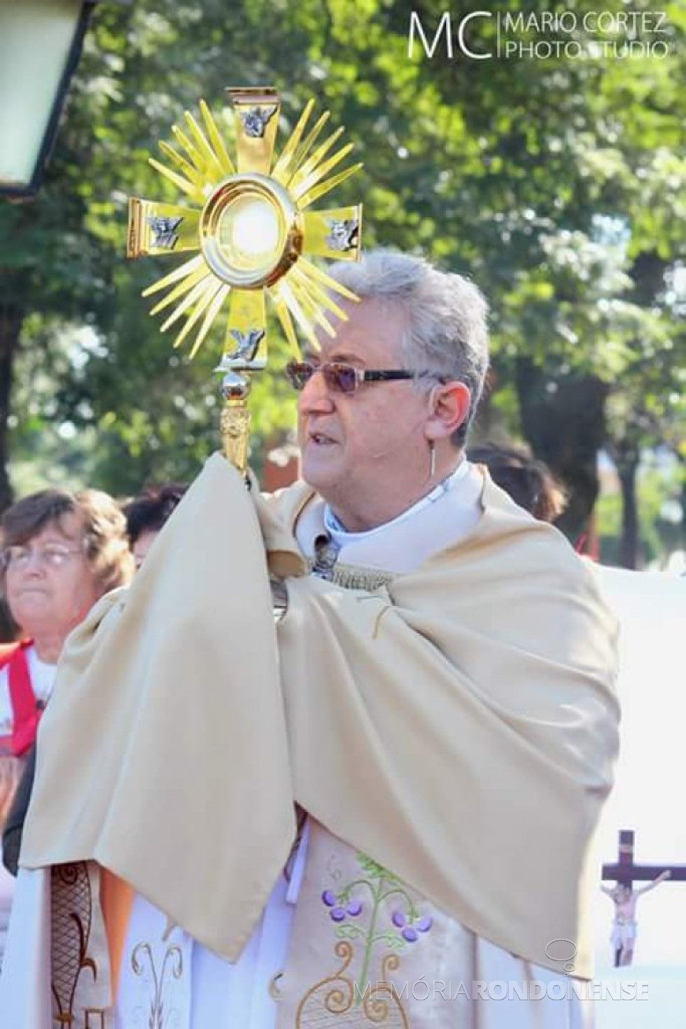 || Padre Solano Tambosi, vigário da Matriz Católica Sagrado Coração de Jesus carregando o ostensório na comemoração de Corpus Christi 2017.
Imagem: Acervo Ivanete Barbosa - Facebook - FOTO 13 -