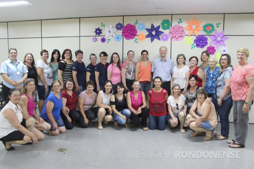 || Dirigentes, associadas com a nova diretoria da ACFC (Associação dos Comitês Femininos da Copagril), em janeiro de 2018.
Da esquerda à direita: Arlente Maria Bendo - – Assessora de cooperativismo, e representantes dos Comitês,
Marcia Becker, Carla Panasowicz, Leoni Lengert, Vani Schneider, Claci Lange, Iraci Vorpagel, Marize Rieth, Jucimara Biscaro, Eleane Knaul, Ivete Schofen, Ricardo Silvio Chapla -
diretor-presidente da Copagril- Ingrid Sulzbach, Jacinta Ranow, Nelsi Garbila, Selma Gnass, Marilena Brandalise e Santina Bendo.
Agachadas: Silda Seibert, Claudete Menzel, Leocadia Walk, Sônia Tonelli,
Maria Cecilia Daronch,
Merci Lindner, Elane Lopes, Zelmira Matter,
Hildegar Jope,
Rosimeri Wochner,
Cleni Dietz e Lori Bloedorn.
Imagem: Acervo Imprensa Copagril - Crédito: Carina Ribeiro - FOTO 12 -