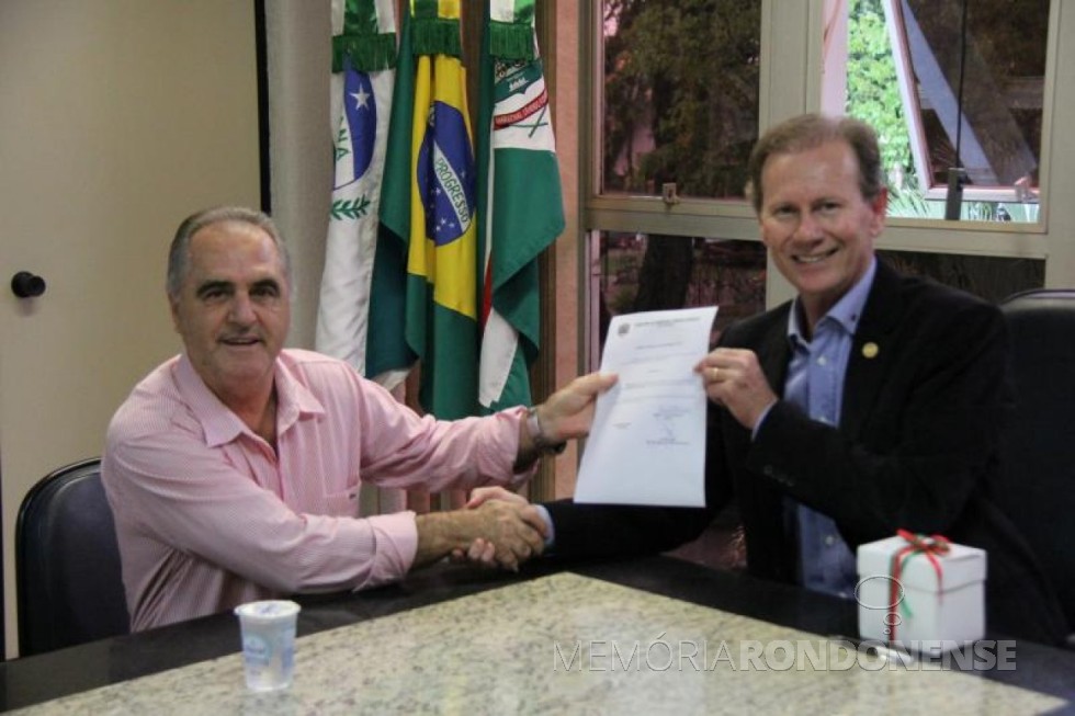 || Celso Luiz Fracaro recebendo o decreto que o declara hóspede oficial do município de Marechal Cândido Rondon, do  prefeito municipal Moacir Froelich. 
Imagem: Acervo Imprensa - PM-MCR - FOTO 11 - 