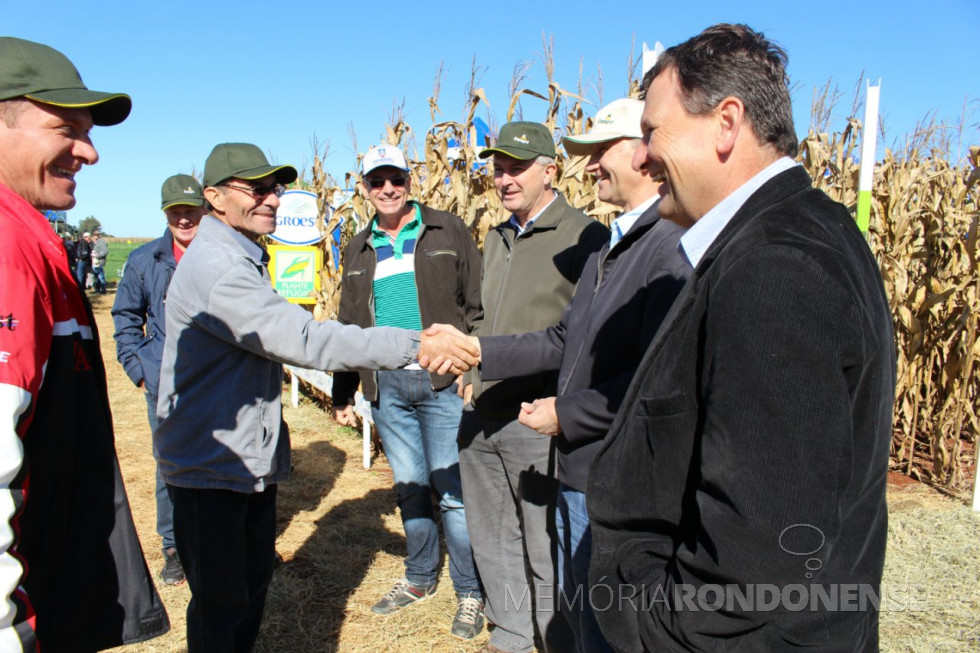 || Dirigentes da Copagril recebendo visitantes do Dia de Campo de Milho Safrinha 2015. 
Da direita à esquerda: Márcio Buss - diretor-secretário; Ricardo Silvio Chapla - diretor-presidente; e Eloi Darci Podkowa - diretor-vice presidente da Copagril, respectivamente. Demais pessoas não identificadas. 
Imagem: Acervo Imprensa Copagril
Crédito: Carina Ribeiro - FOTO 2 -