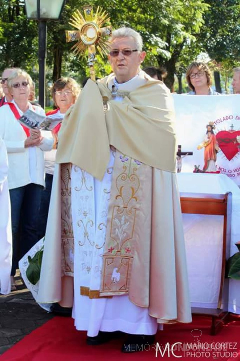 || Outro momento da procissão de Corpus Christi, com o padre Solano Tambosi carregando o ostensório. 
Imagem: Acervo Ivanete Barbosa - Facebook - FOTO 13 - 