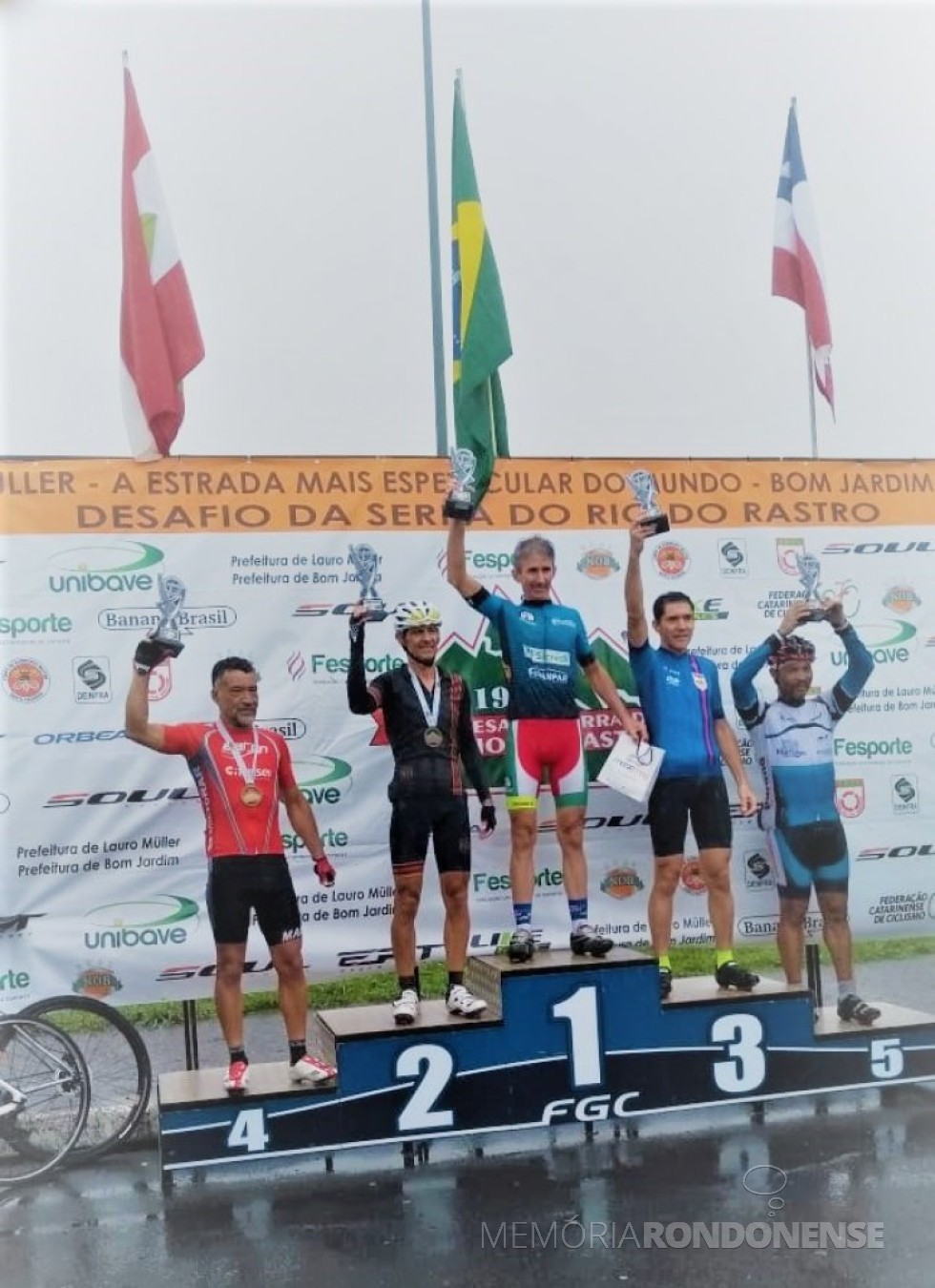 || Ciclista rondonense Paul Lirio Berwig no pódio como campeão na categoria “Master C2”, no do 11º Desafio de Ciclismo na Serra do Rio do Rastro. 
Imagem: Acervo Associaçãao Rondonense de Ciclismo - FOTO 9 - 
