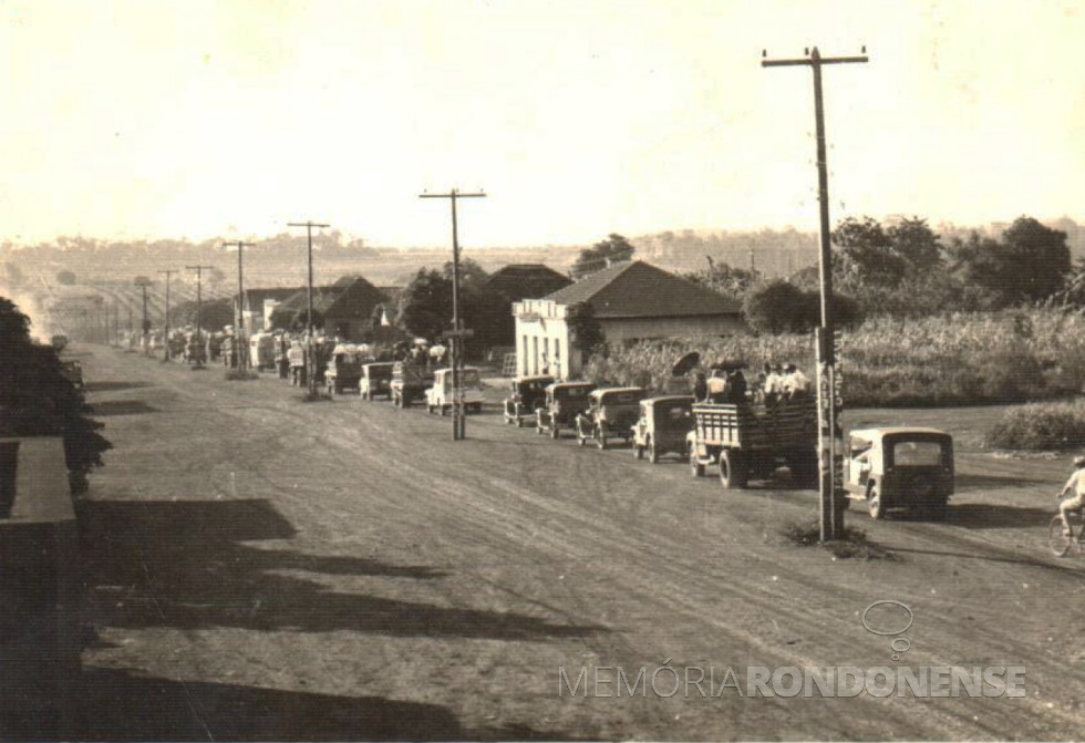 || Féretro com o corpo da pioneira Leonara Pöttker, a caminho do cemitério municipal da sede municipal de Marechal Cândido Rondon, pela Avenida Rio Grande do Sul.
Imagem: Acervo Família de Arlindo e Norma Lamb - FOTO 6 -