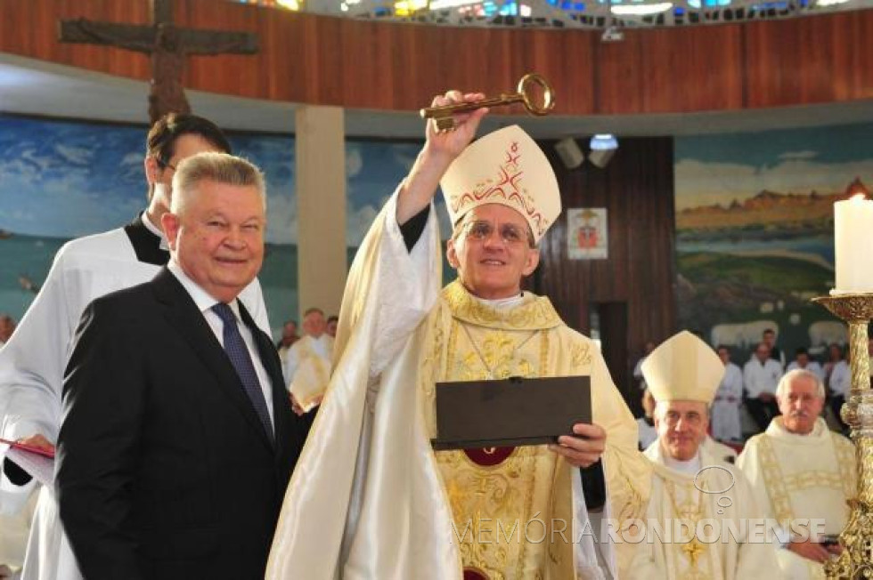 || D. Francisco Carlos Bach recebendo simbolicamente a chave da cidade de Joinville, do prefeito municipal Udo Döhler,  durante a cerimônia de investidura do cargo de bispo da cidade na Catedral São Francisco Xavier, em junho de 2017. 
Imagem: Agência RBS - Crédito: Salmo Duarte - FOTO 21 -