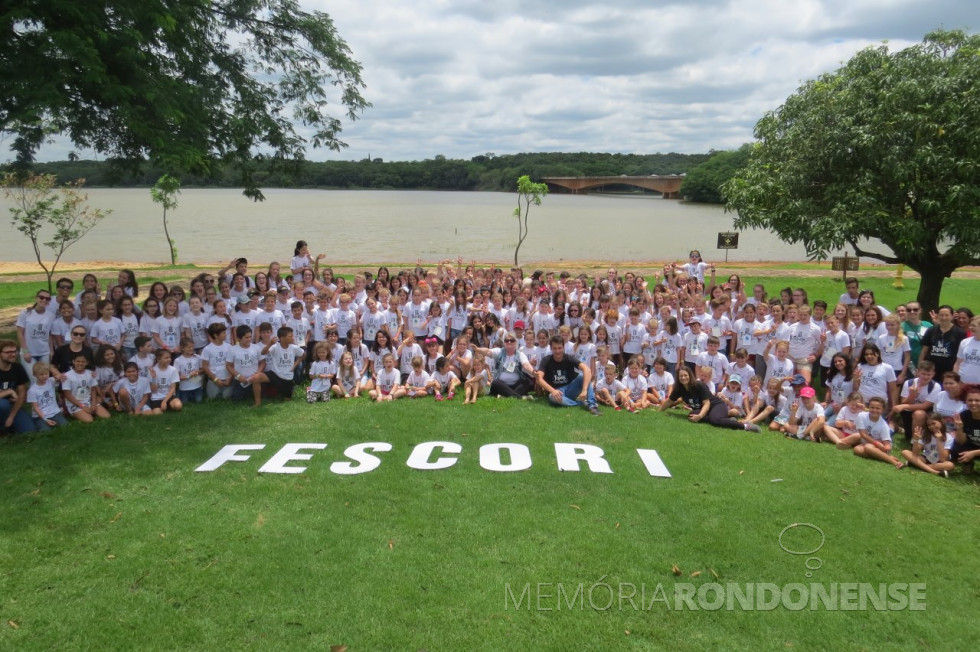 || Corais participantes do III FESCORI, de Entre Rios do Oeste, em foto coletiva junto a Praia Artificial junto ao Reservatório da Itaipu Binacional., em novembro de 2018.
Imagem: Acervo Imprensa PM - Entre Rios do Oeste - Crédito: Patty Porto - FOTO 28 -