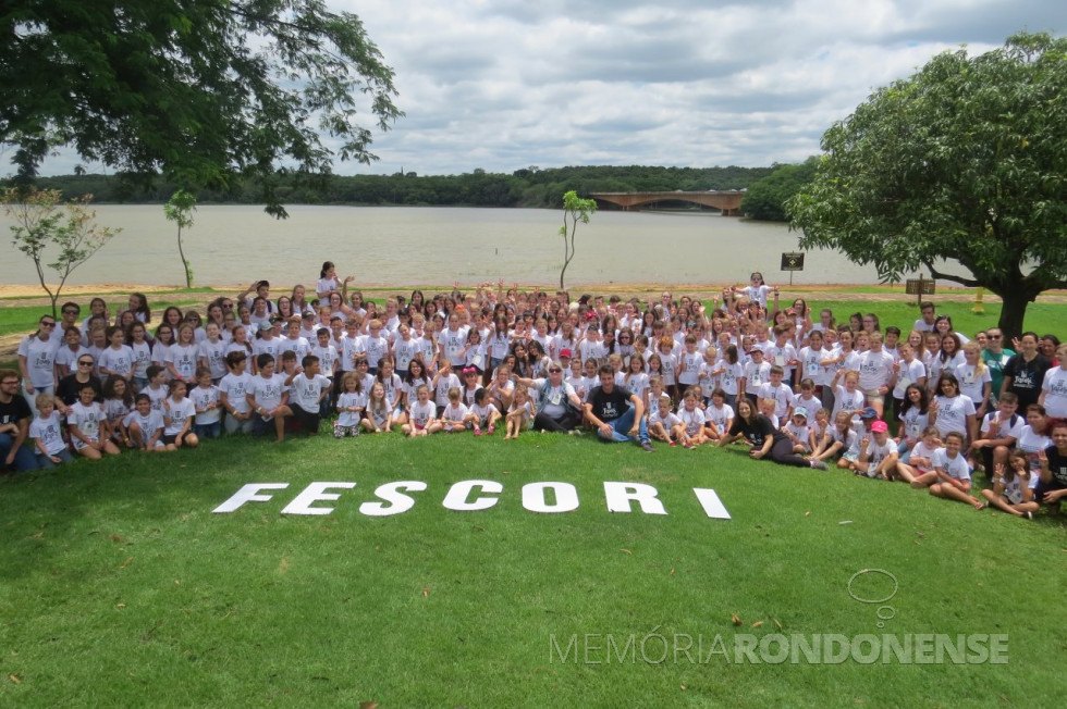 || Corais participantes do III FESCORI, de Entre Rios do Oeste, em foto coletiva junto a Praia Artificial junto ao Reservatório da Itaipu Binacional. 
Imagem: Acervo Imprensa  PM - Entre Rios do Oeste - Crédito: Patty Porto - FOTO 26 - 