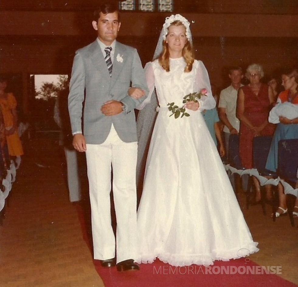 || Noivos rondonenses Harald Striebel e Isoldi Heinrich que casaram em janeiro de 1977. 
Imagem: Acervo Edelar Heinrich - FOTO 3 - 