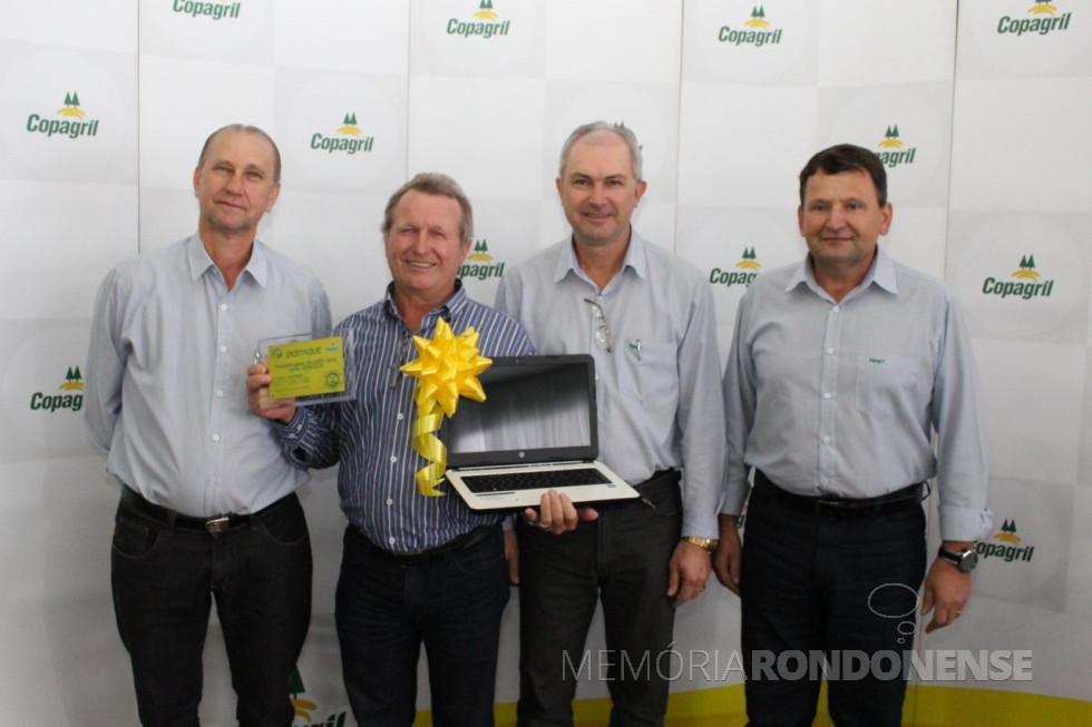 || Agricultor Eno Pedde recebendo o prêmio de melhor produtor de milho acima de 01 alqueire de 2014/ 2015, da diretoria da Copagril.
Da esquerda para a direita: Ricardo Silvio Chapla - diretor-presidente, Eloi Darci Podkowa - diretor-vice-presidente e Márcio Buss - diretor-secretário da Copagril, respectivamente.
Imagem: Acervo Imprensa Copagril - Crédito: Carina Ribeiro/Copagril - FOTO 10 -