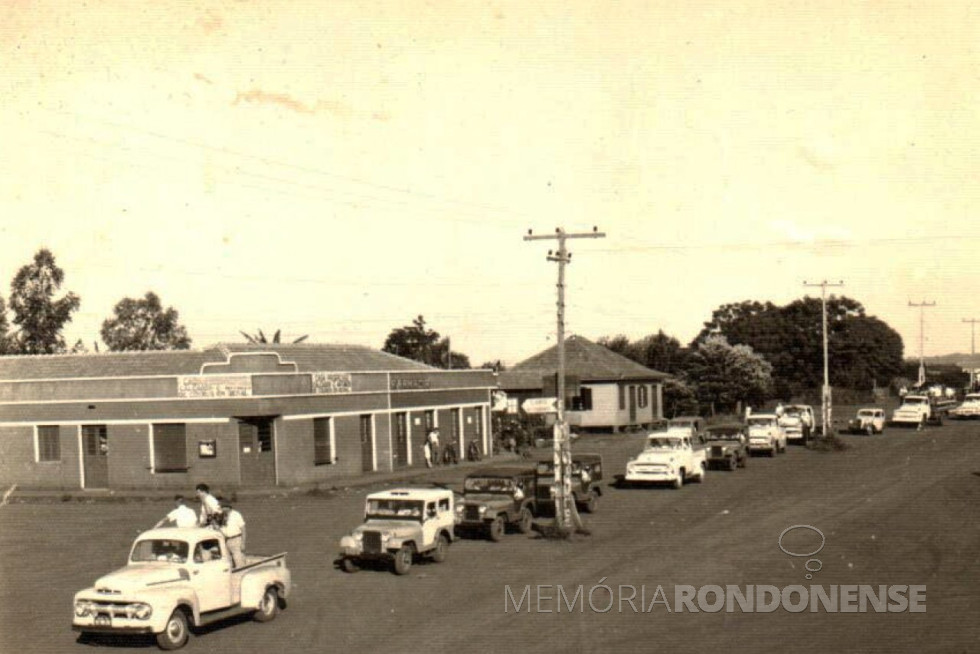 || Enterro de Leonora Pöttker - féretro pela Avenida Rio Grande do Sul - a caminho do cemitério público da sede municipal de Marechal Cândido Rondon, ela falecida em dezembro de
Imagem: Acervo Família de Arlindo e Norma Lamb
- FOTO 5 -