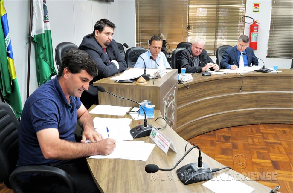 || Oitiva de inquirição de testemunhas arroladas pela comissão processante do Conselho de Ética e Decoro Parlamentar da Câmara Municipal de Marechal Cândido Rondon para verificar eventuais irregularidade cometidas pelo vereador Dorivado Kist, em junho de 2019.
Da esquerda à direita: vereador Adriano José Cottica, relator; vereador Josoé Pedralli, presidente da comissão; vereador Vanderlei Sauer, membro; vereador Dorivaldo Kist e advogado Giovani Miguel Lopes, defensor do vereador notificado.
Imagem: Acervo da Câmara Municipal - Crédito: Cristiano Marlon Viteck - FOTO 17 -