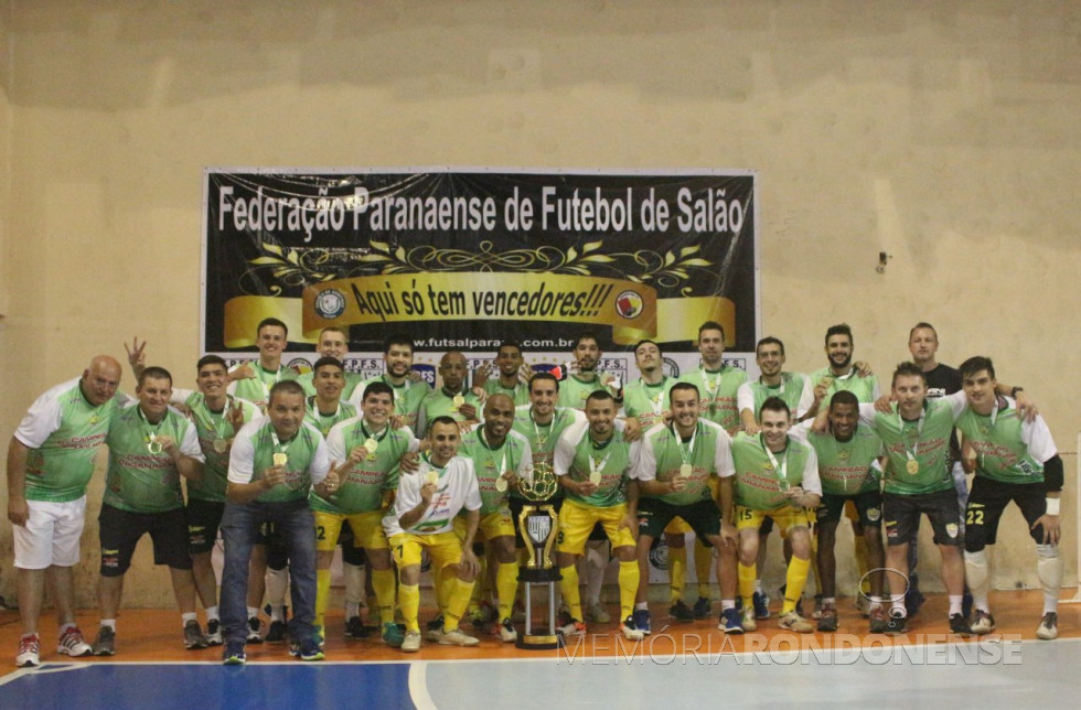|| Comissão técnica e atletas da Copagril Futsal após a conquista do tricampeonato paranaense Chave Ouro 2016.
Imagem: Acervo Imprensa-Copagril - FOTO 29 -