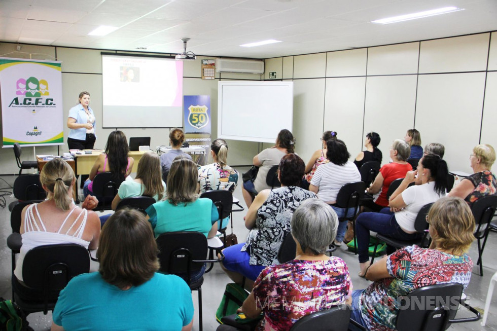 || Arlete Bendo, assessora de cooperativismo da Copagril, ministrando o curso para secretárias e tesoureiras.
Imagem: Comunicação Copagril - Crédito: Carina Ribeiro - FOTO 13 -