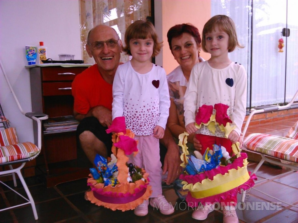 || Memorialista Harto Viteck e esposa Elenita com as netas Sofia (e) e Letícia, com as tradicionais cestas de ovos de Páscoa e chocolates, em abril de 2015. 
Imagem: Acervo Elenita Foppa Viteck - FOTO 16 - 