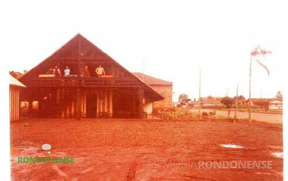 || extinto Peninha's Bar Som, que ficava em frente ao atual Supermercado Rimmava, à Rua Tiradentes.
Imagem: Acervo Sérgio Eloi Giordani - FOTO 5 -