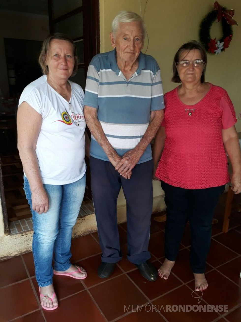 || Marcolino Neubiser fotografado em janeiro de 2018, na companhia das filhas Norma (esquerda, de blusa branca)  e  Anita do casal Hilda (nascida Hartleben) e Georg Vorpagel, quando visitaram o caminhoneiro no Rio Grande do Sul.
Imagem: Acervo Clarice Vorpagel - FOTO 3 -