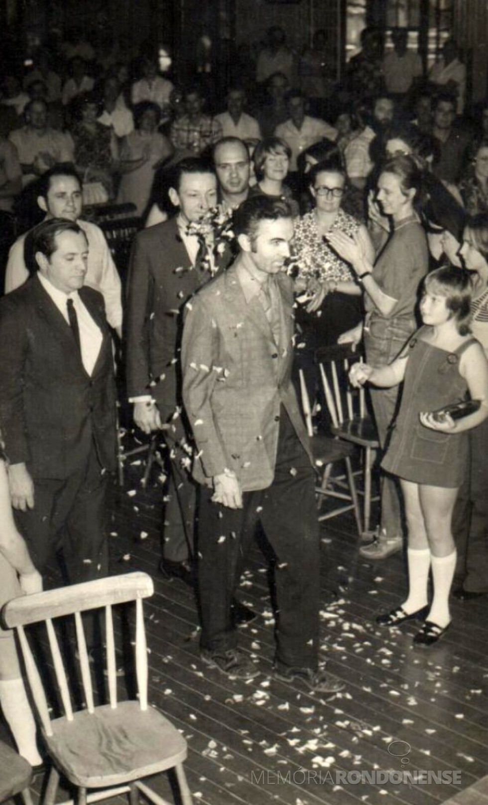 || Almiro Bauermann recepcionado na entrada do salão do Clube Aliança, seguido pelos vereadores Salvino Wanderlinde (de paletó escuro), Noori Pooter (de camisa branca) e Ilvo Grellmann, a direita, (de paletó escuro).
Imagem: Acervo Almiro Bauermann - FOTO 6 -