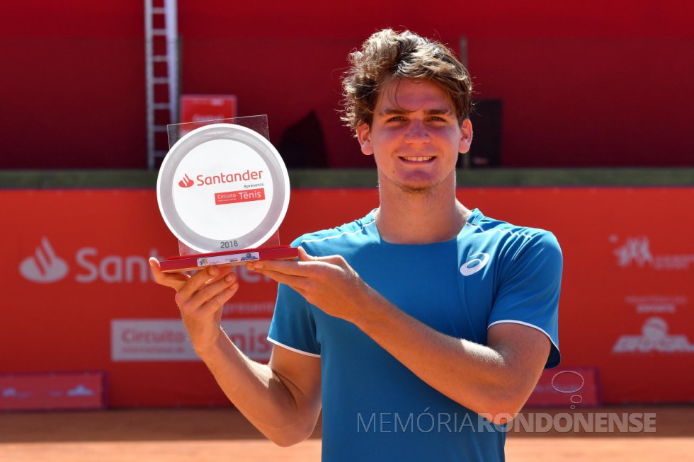 || Tenista rondonense Thiago Wild com o título do Torneio Future 2018.
Imagem: Acervo TennisInfo - FOTO 16 -