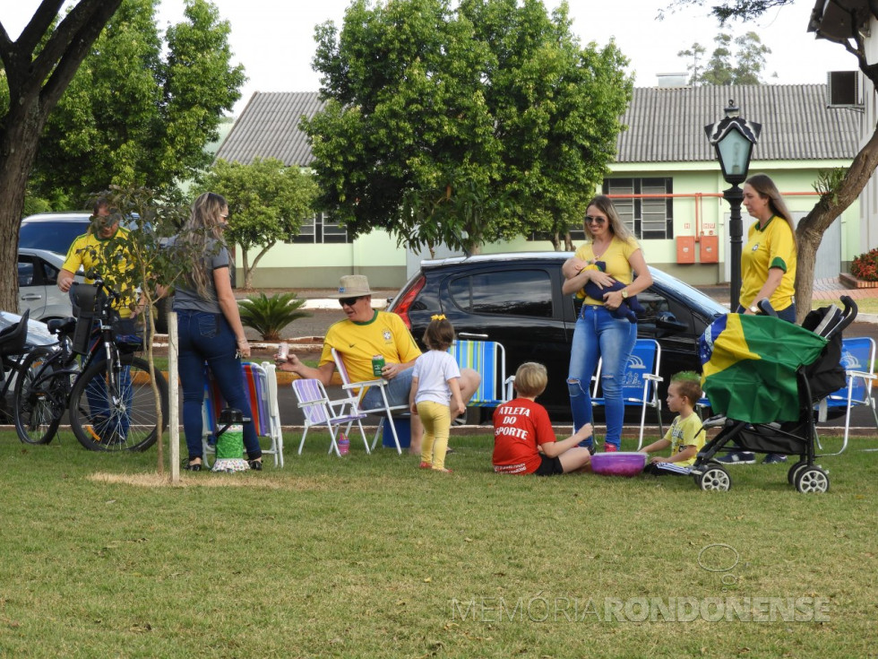 || Quatropontenses fazendo piquenique na Praça Cristo Rei depois do Passeio Ciclístico, em maio de 2018.
Da esquerda à direita: Silverio Becker, Patricia Becker, Jandir Fridrich, Janete Fridrich e Janice Fridrich Dall'Oglio.
Imagem: Acervo Imprensa - PM Quatro Pontes - Crédito: Vanderléia Kochepka - FOTO 19 -