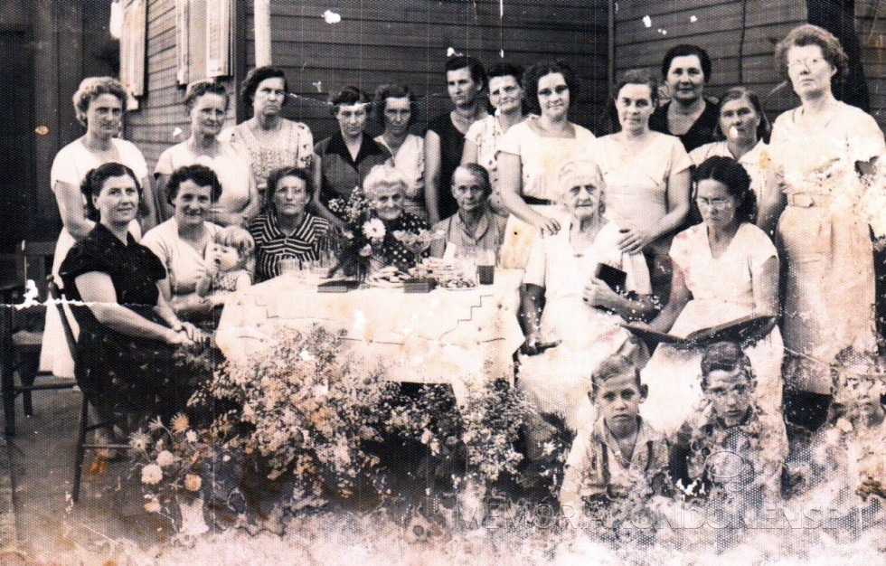 || Comemoração do aniversário da sra. Tekla Koenen, mãe de Helena Maria Schmitz e avó de Edith Anna Schmitz von Borstel e de Úrsula Schmitz Koniecziniak, em meados da década de 1950.
O encontro foi na primeira residência do sr. Edvino von Borstel, uma construção em madeira, ao lado do antigo Posto Esso, a Avenida Rio Grande do Sul.
O grupo de senhoras era de integrantes do OASE da Comunidade Evangélica Martin Luther:
Da direita p/ esquerda:
Em pé:
1) - Alice Port; 2) - Leonora Pöttker (mãe de Norma Lamb); 3) - Alvine Strenske (esposa de Francisco Strenske);  4) - não identificada; 5) - Selma Schneider; 6) - Amália Siewert; 7 - Frau Konrad ; 8) - Edith Anna Schmitz von Borstel; 9) - Helena Schmitz (de saudosa memória do Bazar Schmitz; 10) - Olga Boroski; 11) - Ottilia Raeder; e 12) - Henriette Zeilinger.
Sentadas: 1) - Frida Kehl (mãe de Hilário Kehl - mãe do radialista