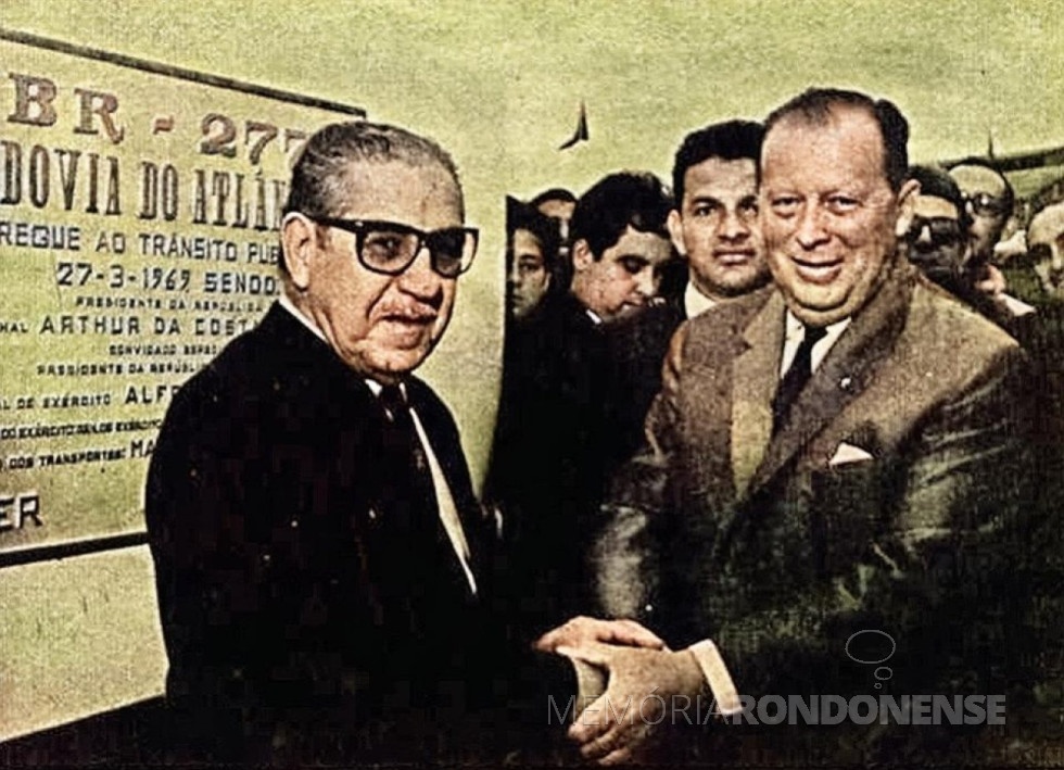 || Momento de inauguração da BR-277 pelos presidentes Costa e Silva, do Brasil, e Alfredo Stroessner, do Paraguai.
Imagem: Acervo Wagner Dias - Foz do Iguaçu - FOTO 13 -