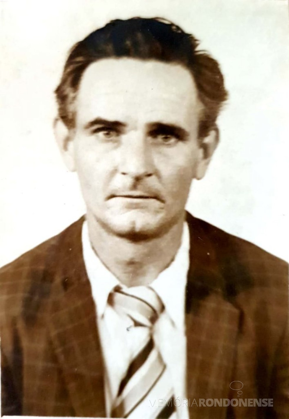 || Pioneiro Dani Altenhofen,  morador na atual cidade de Entre Rios do Oeste, falecido em novembro de 1997.
Imagem: Acervo Valter José Altenhofen - FOTO 17 -