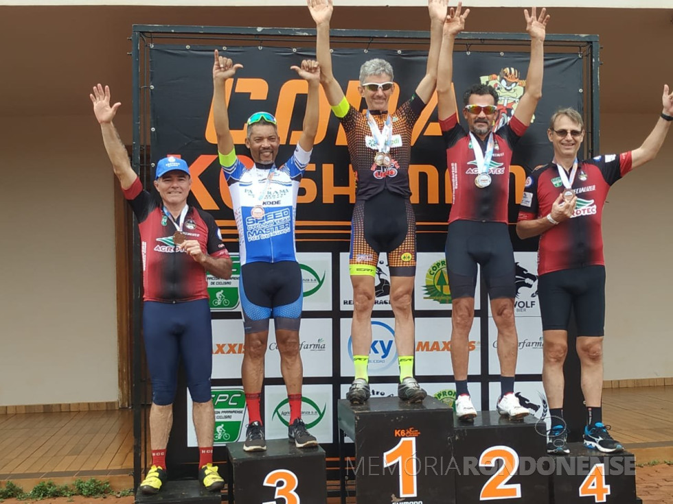 || Ciclista rondonense Paul Lírio Berwig no pódio com o troféu de 1º lugar na cidade de Naranjal, Paraguai, em novembro de 2019.
Imagem: Acervo Associação Rondonense de Ciclismo (ARC) - FOTO 20 - 