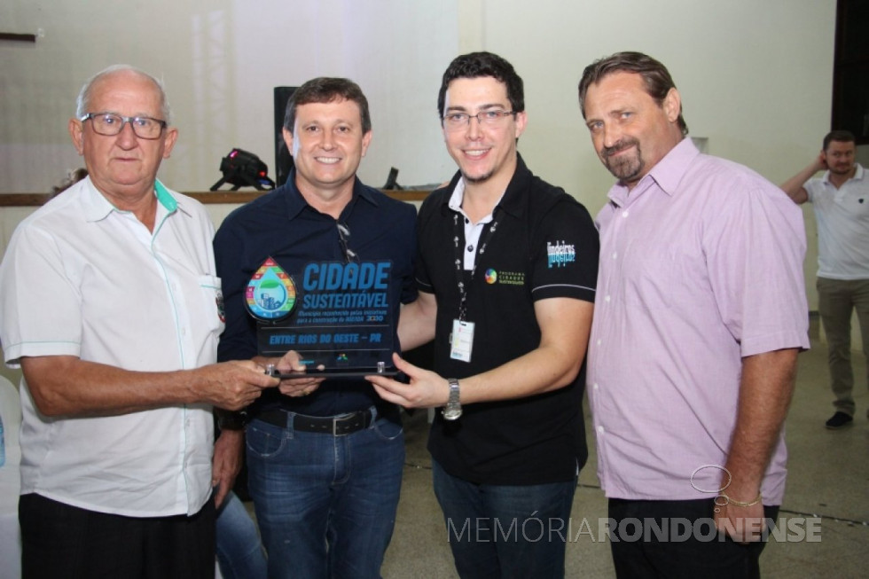 || Vice-prefeito Ari Maldaner (e) de Entre Rios do Oeste, junto com o vereador Jair Bokorni (2º à esquerda), presidente da Câmara Municipal, recebendo os troféus do Programa Cidades Sustentáveis .
Imagem: Acervo Comunicação - PM-ERO - FOTO 27 -