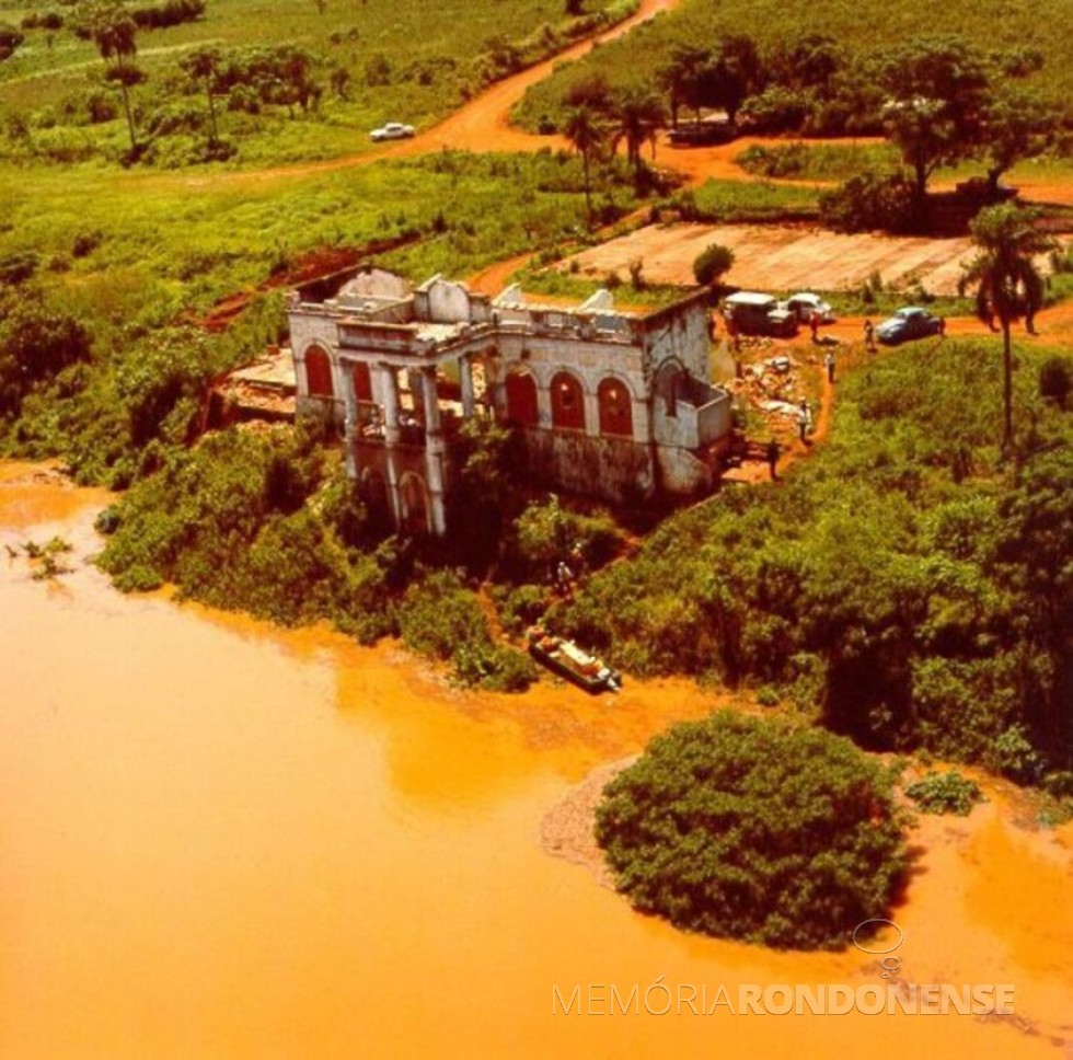 || Outra vista das águas em represamento quase atingindo a antiga sede da Cia.  Matte Larangeira no antigo Porto Mendes.
Imagem: Acervo Wagner Dias - Foz do Iguaçu - FOTO 2 -