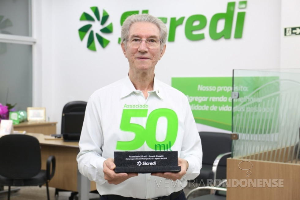 || Bioquímico rondonense Leodir Pasetti com a distinção de associado 50.000 da Sicredi Aliança PR/SP, em agosto de
Imagem: Acervo AquiAgora.net - FOTO 31-