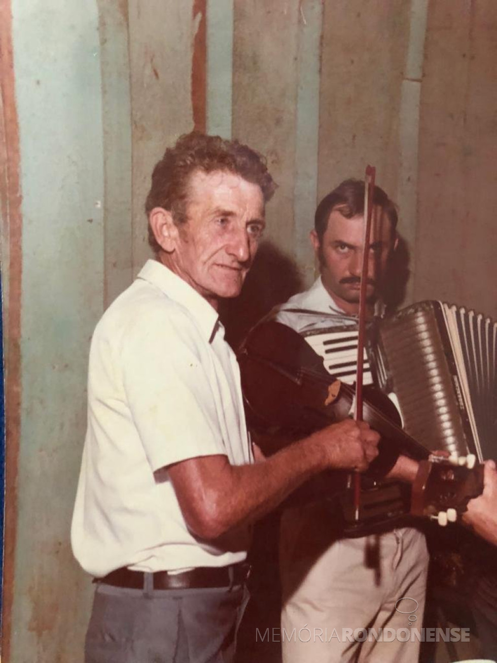 || Maestro Armindo Back (e) que foi homenageado com seu nome para o centro cultural da cidade de Entre Rios do Oeste.
Imagem: Acervo Imprensa PM - Entre Rios do Oeste - FOTO 18 -
