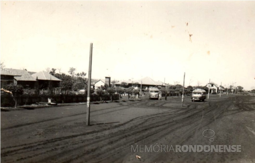 || Vista da Avenida Maripá, na cidade de Marechal Cândido Rondon, no começo de 1960, tendo a Comercial Kleemann na esquina da Avenida Rio Grande do Sul com a Rua Castelo Branco.
Imagem: Acervo da Família de Arlindo Alberto Lamb - FOTO 2 -