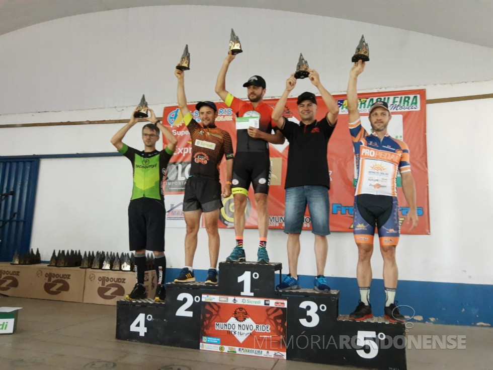 || Pódio do evento ciclístico de Mundo Novo (MS).
O ciclista rondonense Marcelo Konzen aparece com o troféu de 2º lugar, em novembro de 2019.
Imagem: Acervo Assoicação Rondonense de Ciclismo (ARC) - FOTO 26 -