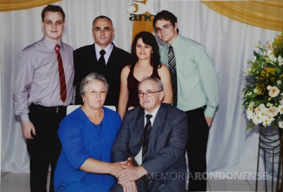 || Casal Tereza e Léo Riffel na companhia da filha Nair, do genro Valter José Altenhofen e dos netos Laerte Rodrigo  e Felipe José. 
Imagem: Acervo Nair e Valter José Altenfofen - FOTO 18 -