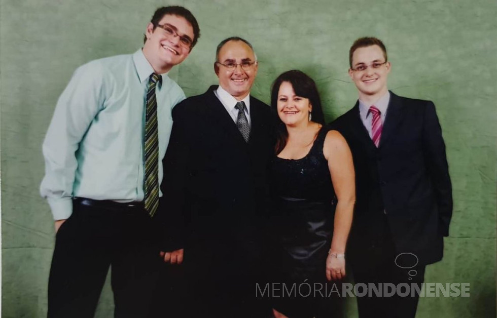 || Casal Nair e Valter  Altenhofen com os filhos Laerte Rodrigo  e Felipe José.
Imagem: Acervo da família - FOTO 10 -
