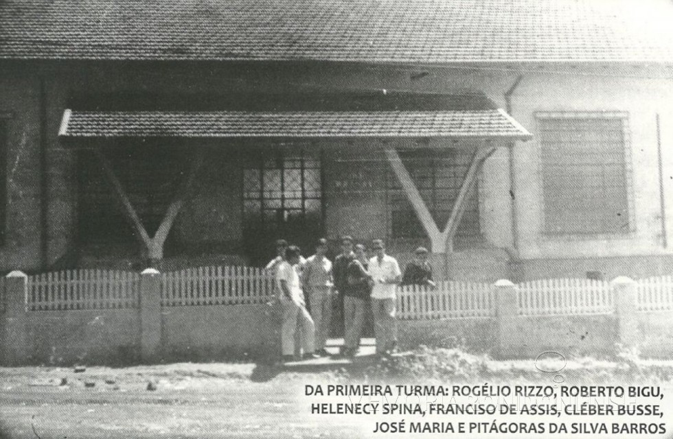 || Primeiro grupo de funcionários da 1ª agência do Banco do Brasil, na cidade de Toledo. 
Imagem: Acervo Adair Krolow - Curitiba - FOTO 6 - 