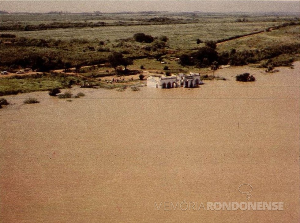 || Outro momento do represamento do Rio Paraná com águas submergindo a antiga  sede portuária da Matte Larangeira, em Porto Mendes, em outubro de 1982. 

Imagem: Acervo Wagner Dias - Foz do Iguaçu - FOTO 3 - 