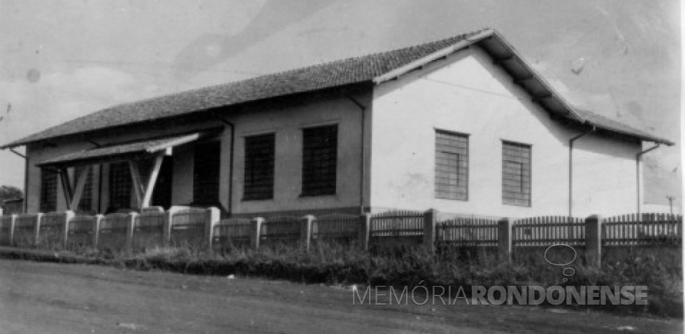 || Prédio na cidade de Toledo, de propriedade da colonizadora Maripá, que abrigou a primeira agência do Banco do Brasil, localizado à Rua Guarani, a partir de novembro de 1964.
Imagem: Acervo Adair Krolow - Curitiba - FOTO 4 -