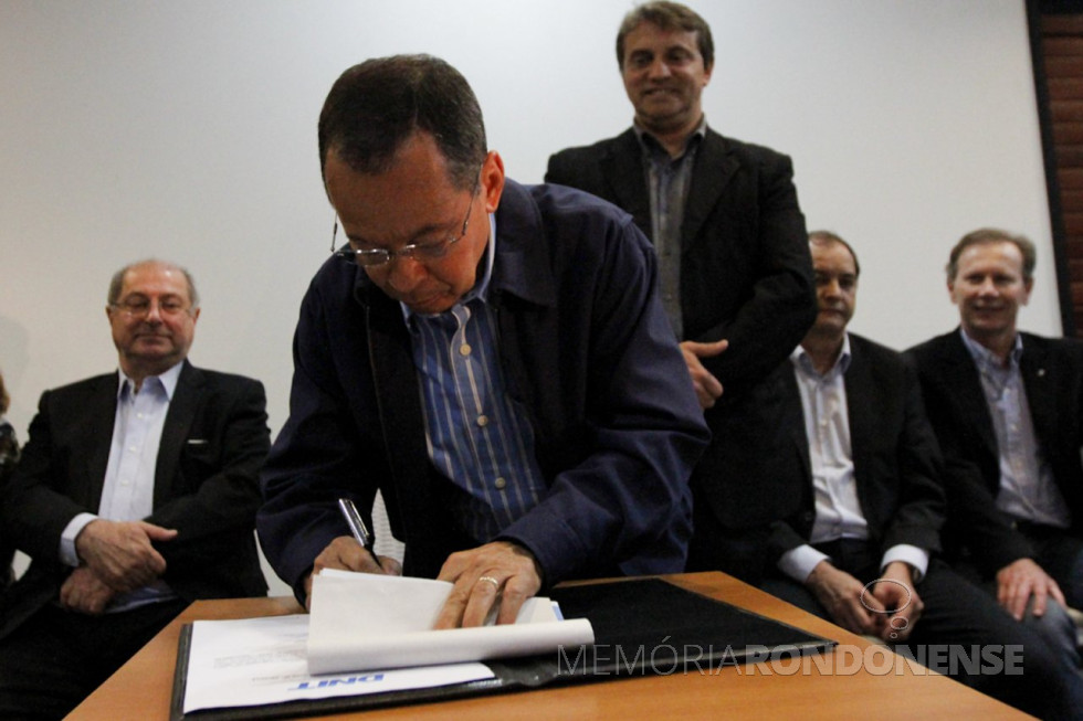 || Ministro dos Transportes, Paulo Sérgio Passos, assinando a ordem de serviço para a duplicação da rodovia federal BR 163 que interliga as cidades de Marechal Cândido Rondon e Toledo, em setembro de 2014.
Da esquerda à direita: ministro Paulo Bernardo, prefeito municipal Beto Luniti, de Toledo; vice-prefeito de Toledo, Adelar Holzbach; e prefeito municipal de Marechal Cândido Rondon, Moacir Froelich.
Imagem: Acervo Comunicação PM-Toledo - FOTO 28 -