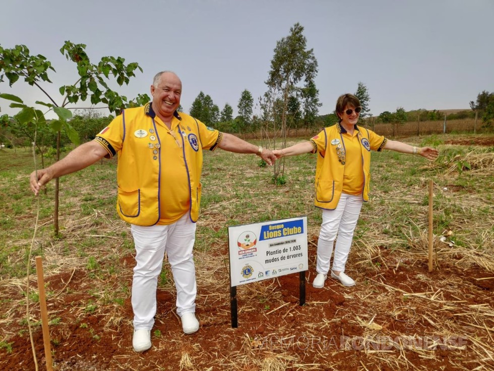 || Governador do distrito LD-1, Flávio Gonçalves e esposa Janete, visitando um dos projetos desenvolvidos pelo Lions Club de Marechal Cândido Rondon.
Imagem: Acervo Marechal News - FOTO 19 - 