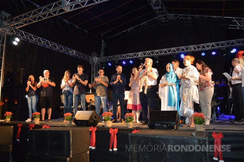 || Padre Solano Tambosi dando a benção ao 3º Natal Encantado.
Imagem: Acervo Comunicação PM-MCR - FOTO 14 - 