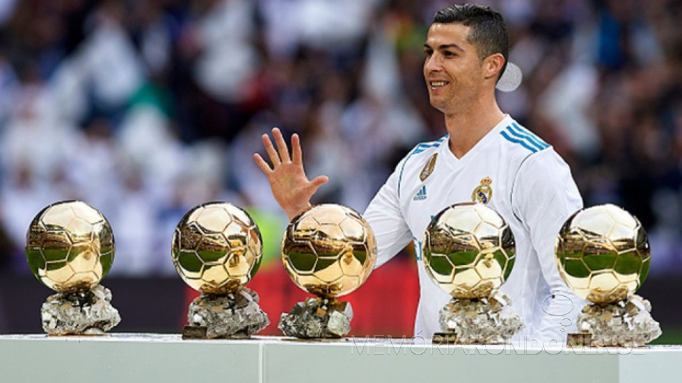 || Jogador português Cristiano Ronaldo com os cinco troféus 