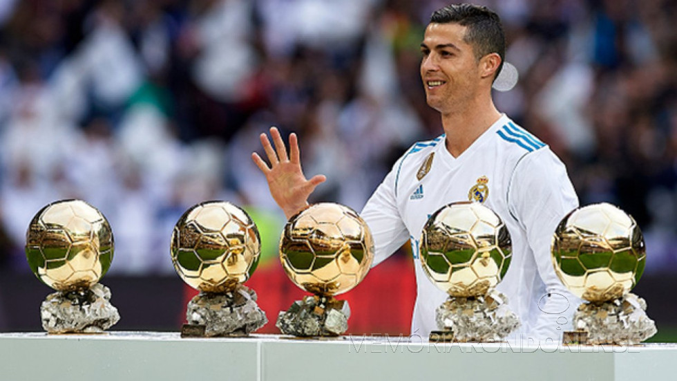|| Jogador português Cristiano Ronaldo com os cinco troféus